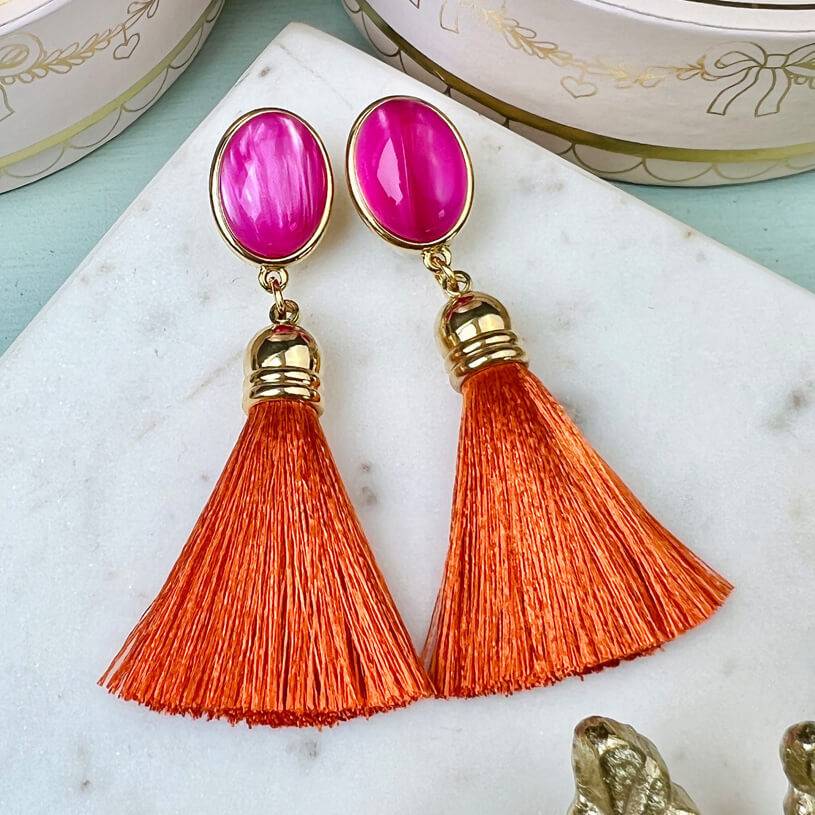 SchwesterSchwester Set Aus Pinken Quasten-Ohrsteckern In Rostorange Und Satin-Haarreif In Gelb