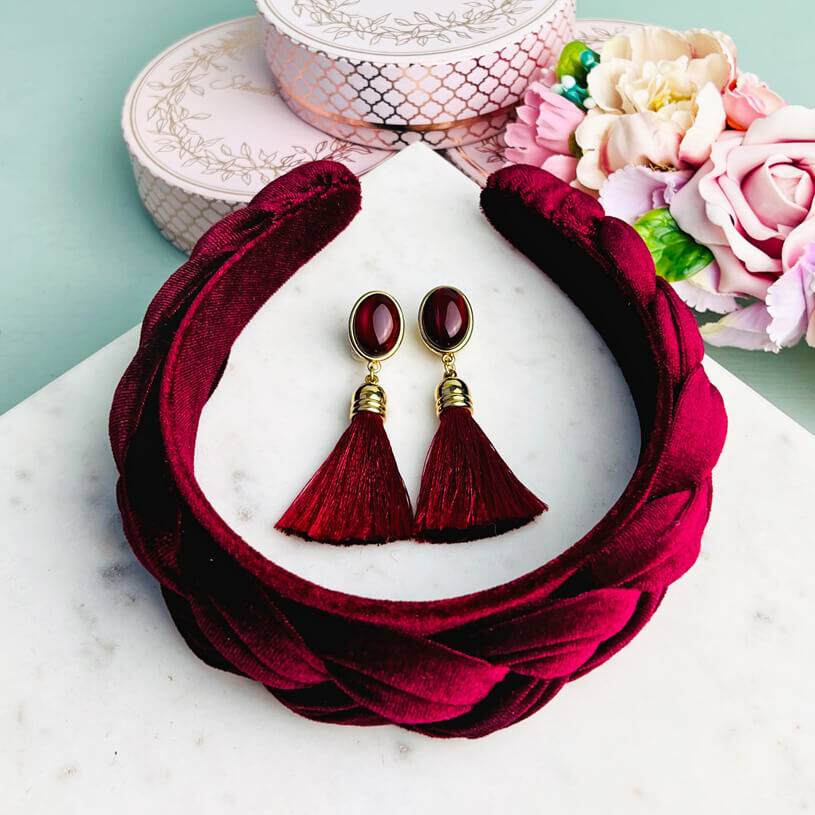 SchwesterSchwester Set aus Quasten-Ohrsteckern und Samt-Haarreif in Rot