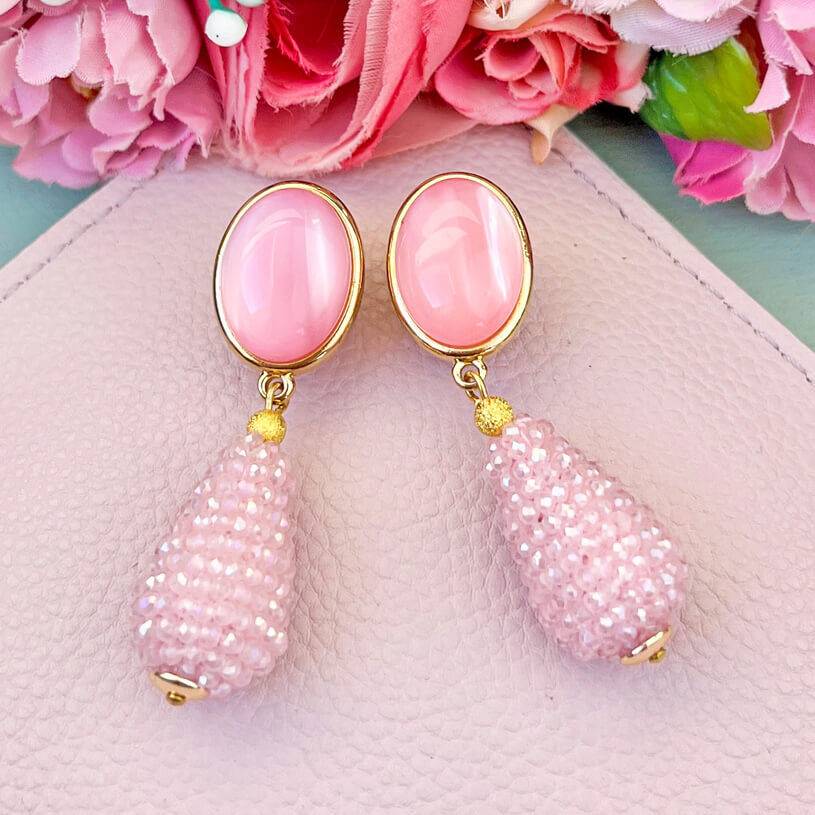 SchwesterSchwester Set Aus Rosafarbenen Tropfen-Ohrringen Von AmuseToi Und Satin-Haarreif In Rosa