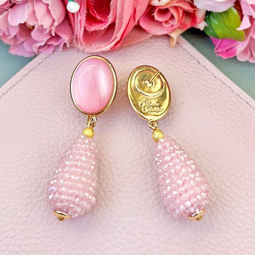 SchwesterSchwester Set Aus Rosafarbenen Tropfen-Ohrringen Von AmuseToi Und Satin-Haarreif In Rosa