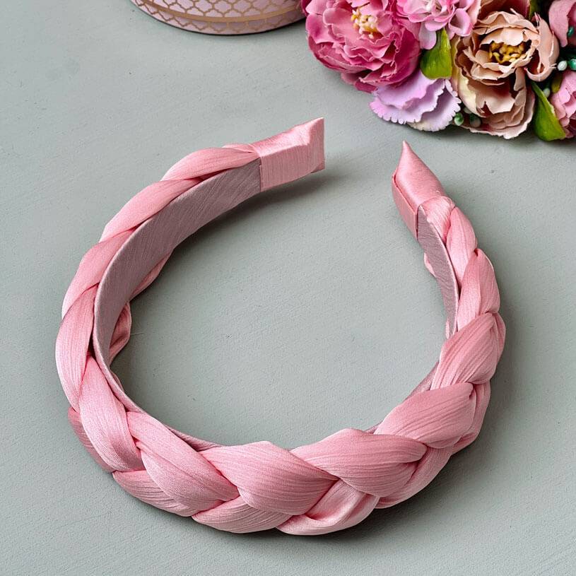 SchwesterSchwester Set Aus Rosafarbenen Tropfen-Ohrringen Von AmuseToi Und Satin-Haarreif In Rosa