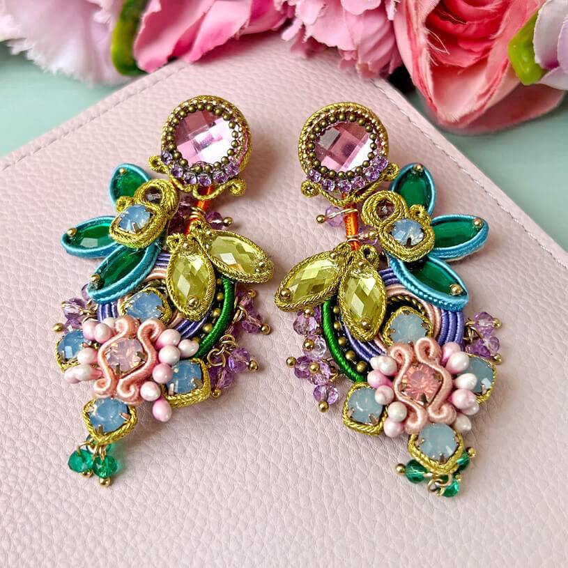 SchwesterSchwester Set Aus Soutache-Ohrringen In Pastelligen Farben Und Satin-Haarreif In Hellblau