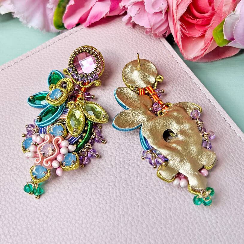 SchwesterSchwester Set Aus Soutache-Ohrringen In Pastelligen Farben Und Satin-Haarreif In Hellblau