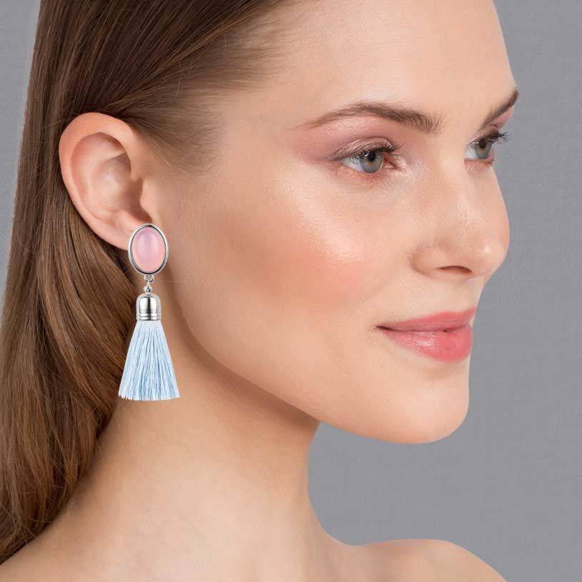SchwesterSchwester Silberfarbene Quasten Ohrringe Als Ohrstecker In Rosa Mit Hellblauer Quaste Von AmuseToi