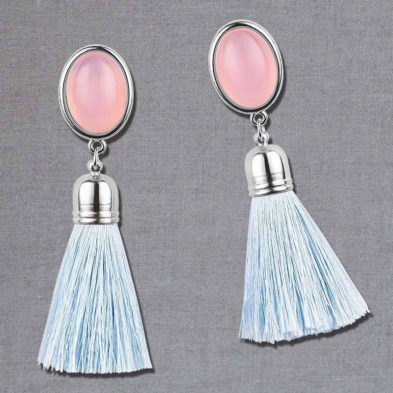 SchwesterSchwester Silberfarbene Quasten Ohrringe als Ohrstecker in Rosa mit hellblauer Quaste von AmuseToi