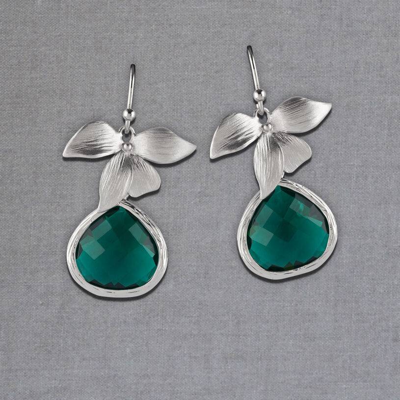 SchwesterSchwester Silberfarbener Ohrhänger und vierblättrige Blüte mit Tropfen in Smaragdgrün von Janne von der Heide