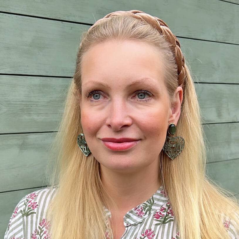 SchwesterSchwester Silbergrüne Hirsch-Ohrringe Mit Herz-Ornament In Silbergrün Von AmuseToi