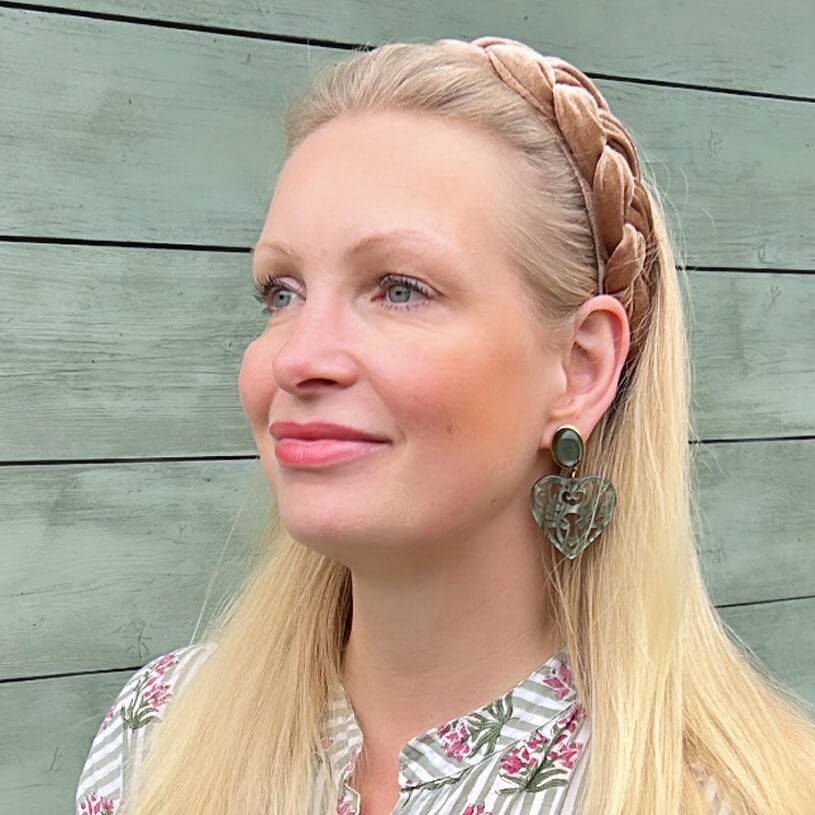 SchwesterSchwester Silbergrüne Hirsch-Ohrringe Mit Herz-Ornament In Silbergrün Von AmuseToi