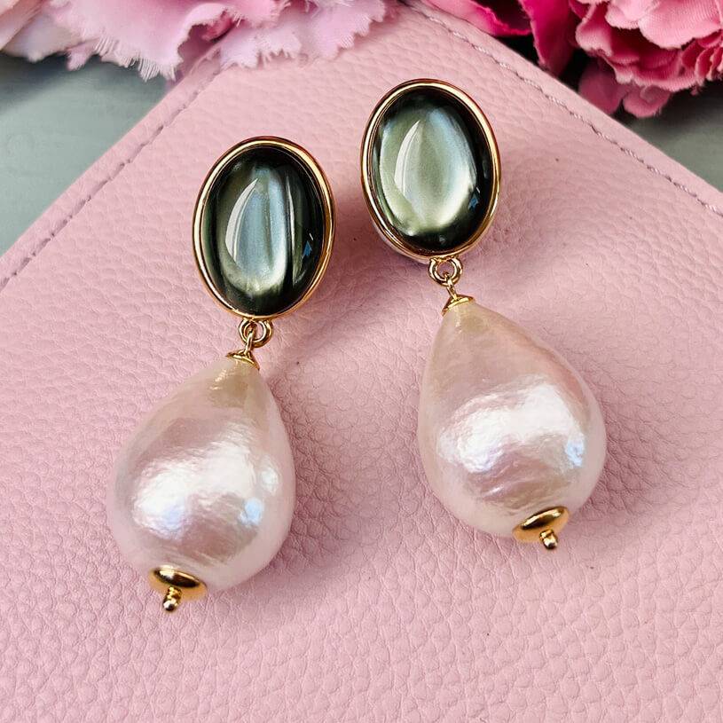 SchwesterSchwester Silbergrüne Ohrstecker mit federleichten Baumwolltropfen