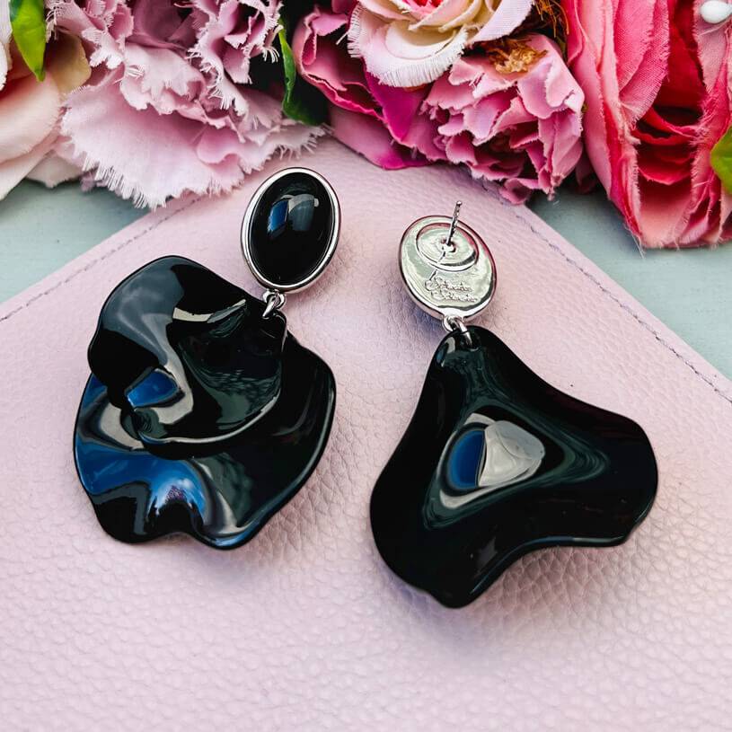 SchwesterSchwester Silberne Ohrringe In Schwarz Mit Blütenblättern