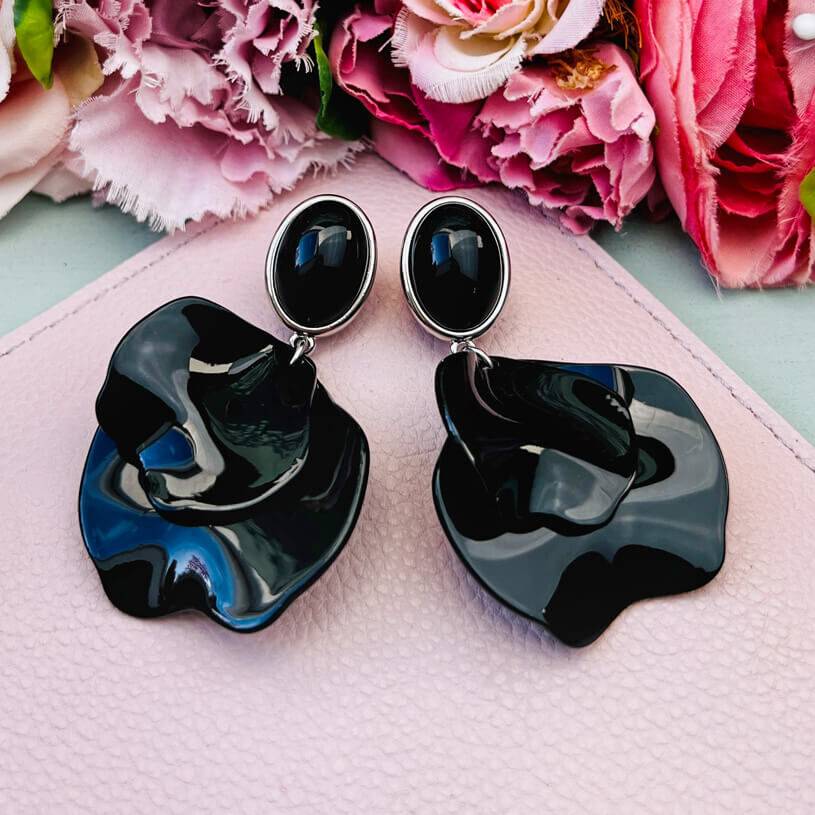 SchwesterSchwester Silberne Ohrringe in Schwarz mit Blütenblättern SchwesterSchwester Silberne Ohrringe in Schwarz mit Blütenblättern