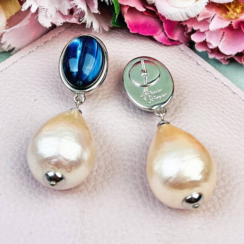 SchwesterSchwester Silberne Ohrstecker In Dunkelblau Mit Federleichten Baumwolltropfen