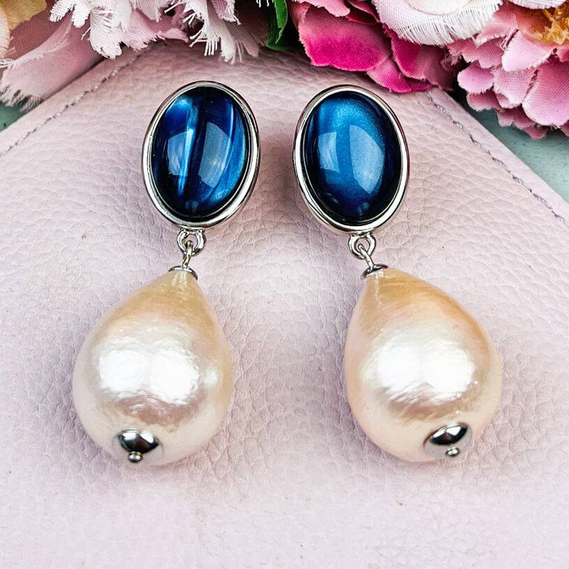 SchwesterSchwester Silberne Ohrstecker in Dunkelblau mit federleichten Baumwolltropfen