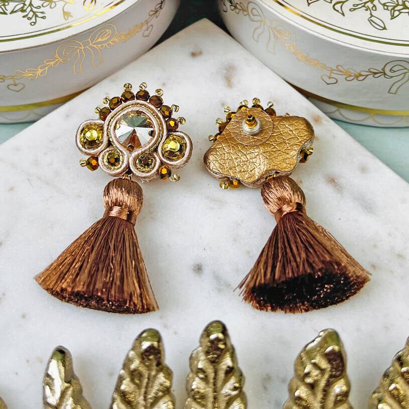 SchwesterSchwester Soutache-Ohrringe In Champagner Und Gold Mit Brauner Quaste