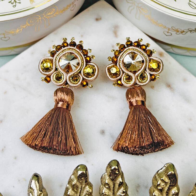 SchwesterSchwester Soutache-Ohrringe in Champagner und Gold mit brauner Quaste