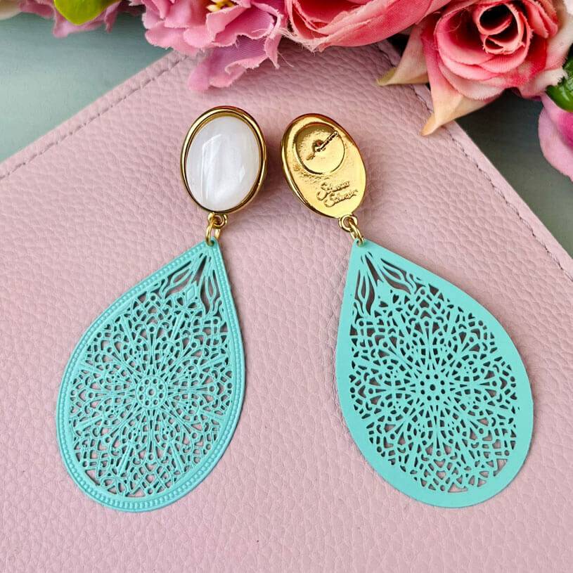 SchwesterSchwester Statement Ohrringe Als Ohrstecker In Perlmuttfarben Mit Zart Geprägtem Tropfen In Türkis