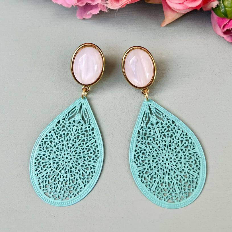 SchwesterSchwester Statement Ohrringe Als Ohrstecker In Perlmuttfarben Mit Zart Geprägtem Tropfen In Türkis