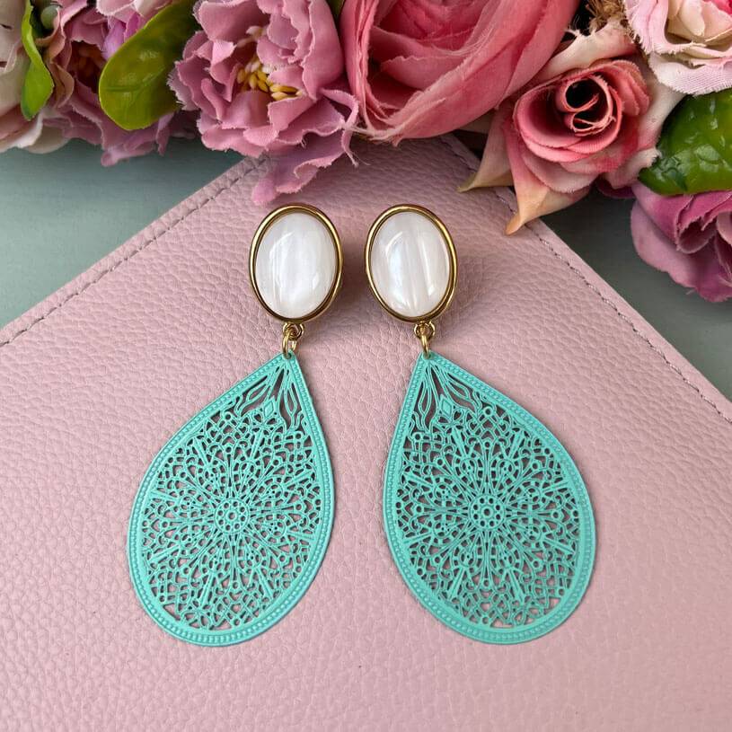 SchwesterSchwester Statement Ohrringe als Ohrstecker in Perlmuttfarben mit zart geprägtem Tropfen in Türkis