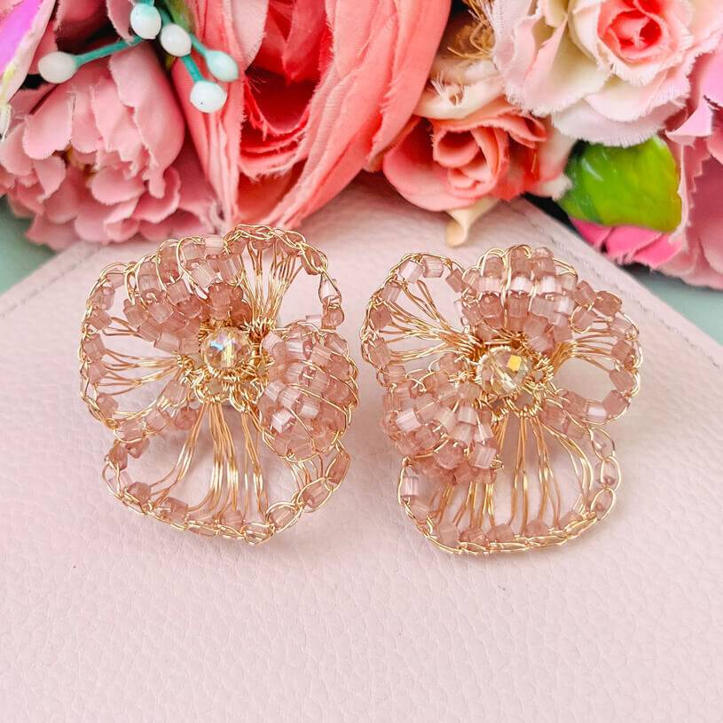 SchwesterSchwester Statement-Ohrringe in Blütenform mit Perlen in Beige