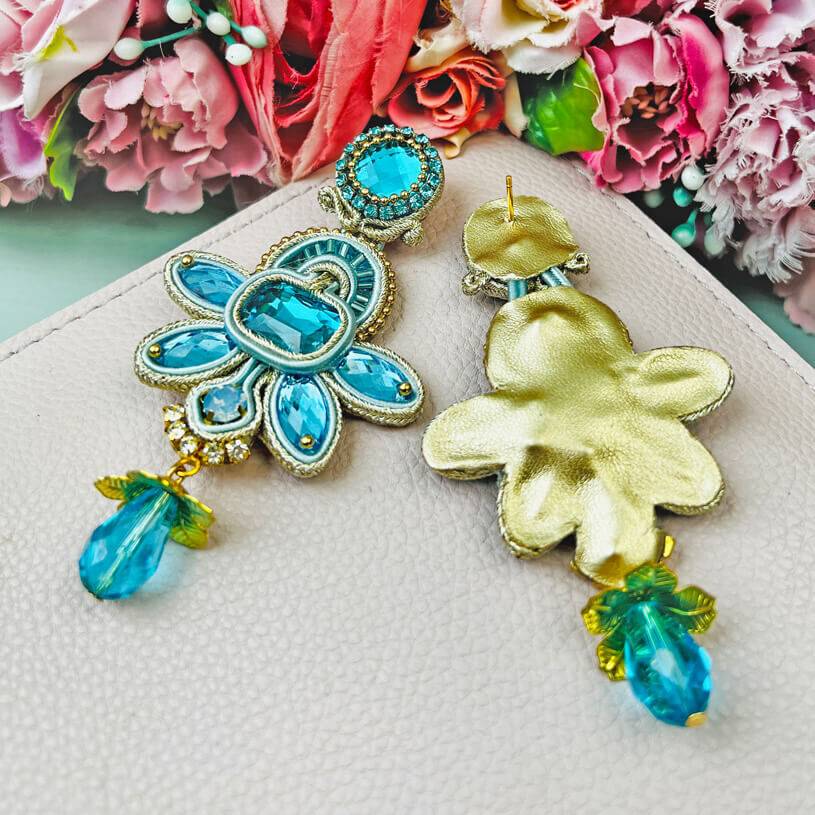 SchwesterSchwester Stilvolle Soutache-Ohrringe In Zarten Hellblautönen Mit Gold