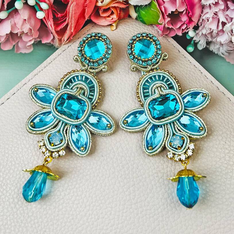 SchwesterSchwester Stilvolle Soutache-Ohrringe in zarten Hellblautönen mit Gold