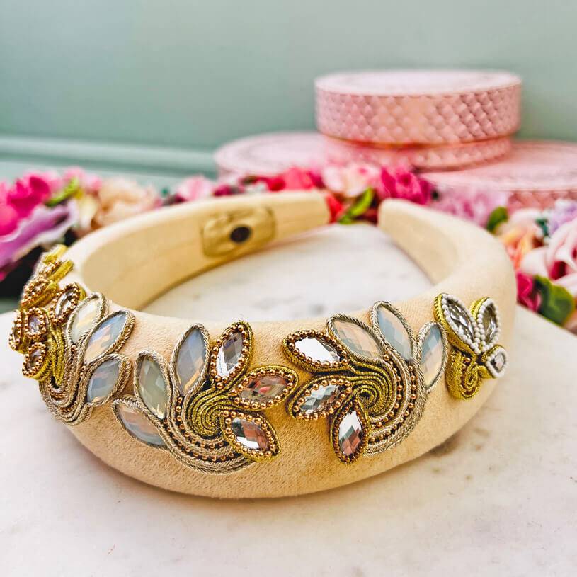 SchwesterSchwester Stoff-Haarreif In Creme Mit Soutache-Applikationen In Champagner Und Gold