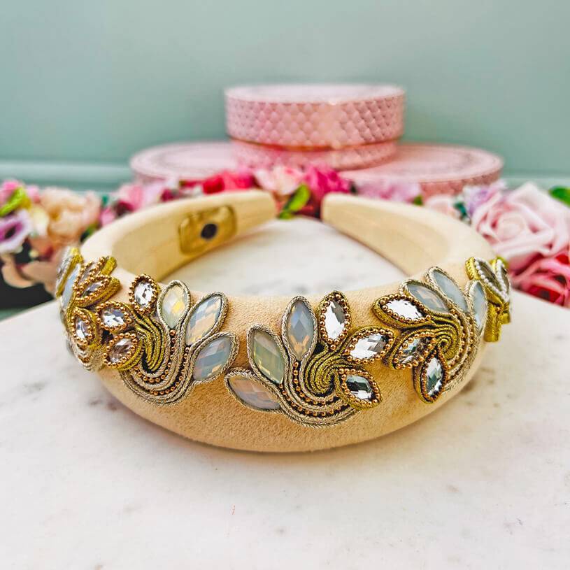 SchwesterSchwester Stoff-Haarreif in Creme mit Soutache-Applikationen in Champagner und Gold