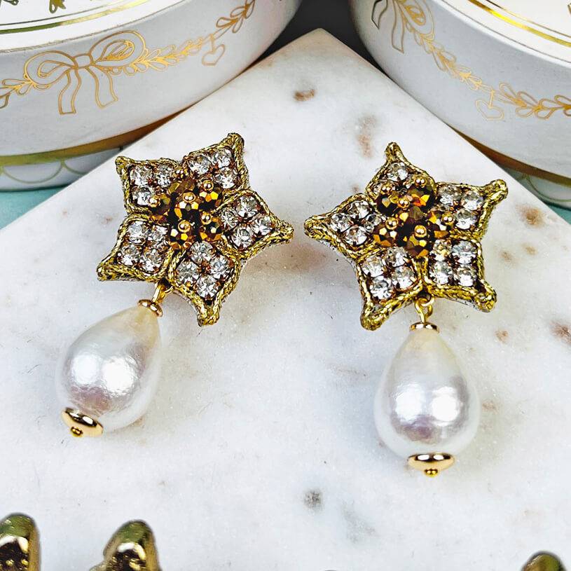 SchwesterSchwester Süße Blumen-Soutache-Ohrringe in Gold mit kleinen Baumwolltropfen