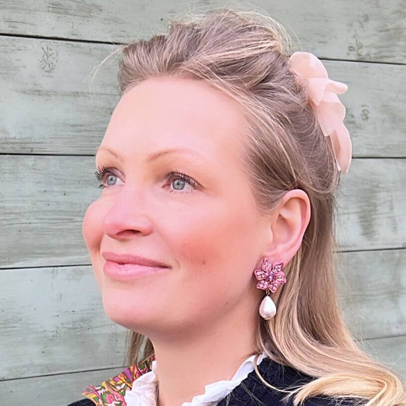 SchwesterSchwester Süße Blumen-Soutache-Ohrringe In Puderrosa Mit Kleinen Baumwolltropfen