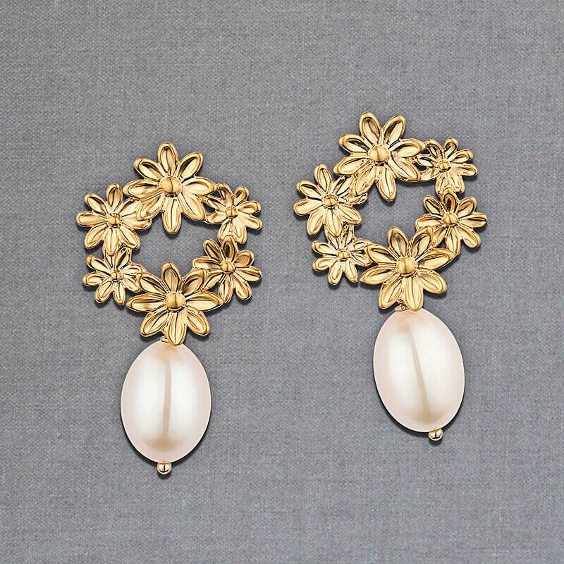 SchwesterSchwester Süßer vergoldeter Blumenkranz als Ohrstecker mit edler Süßwasserperle von Janne v. d. Heide