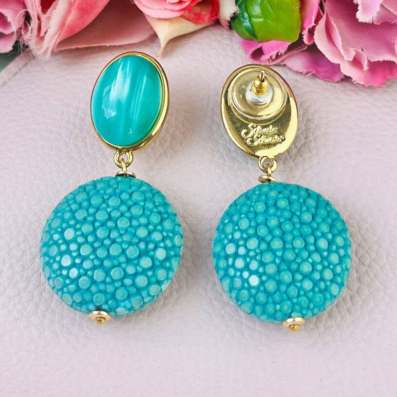 SchwesterSchwester Türkisfarbene Ohrstecker Mit Anhänger In Rochenhautoptik