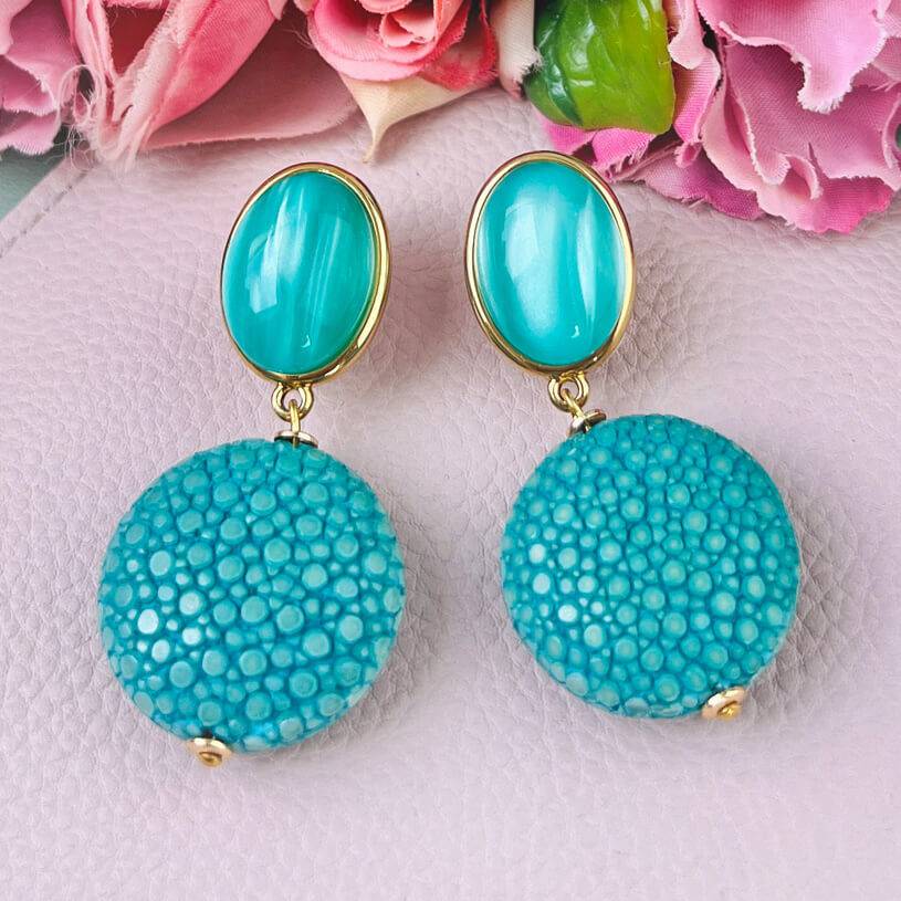 SchwesterSchwester Türkisfarbene Ohrstecker mit Anhänger in Rochenhautoptik