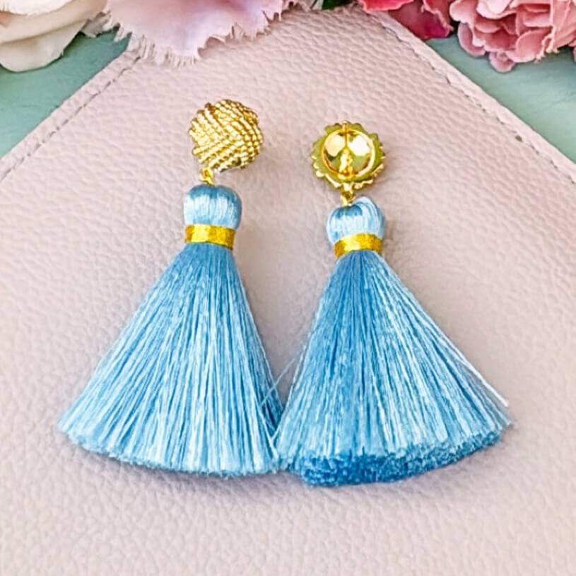 SchwesterSchwester Vergoldete Knoten-Ohrstecker Mit Hellblauer Quaste