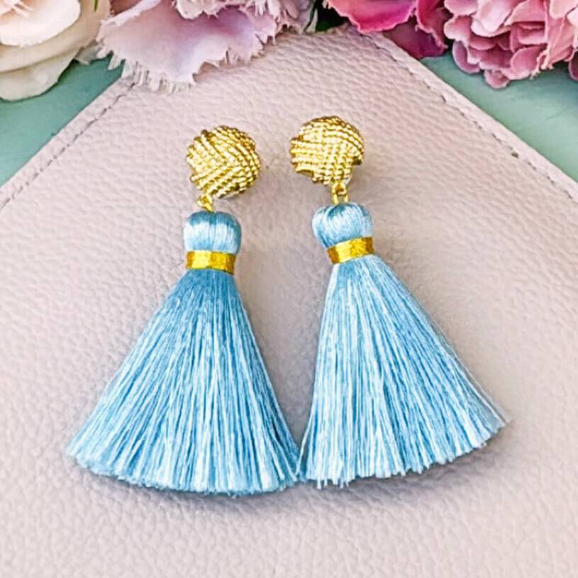 SchwesterSchwester Vergoldete Knoten-Ohrstecker mit hellblauer Quaste SchwesterSchwester Vergoldete Knoten-Ohrstecker mit hellblauer Quaste