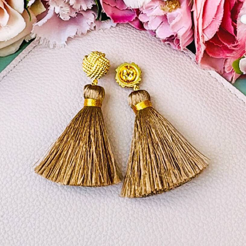 SchwesterSchwester Vergoldete Knoten-Ohrstecker Mit Hellbrauner Quaste