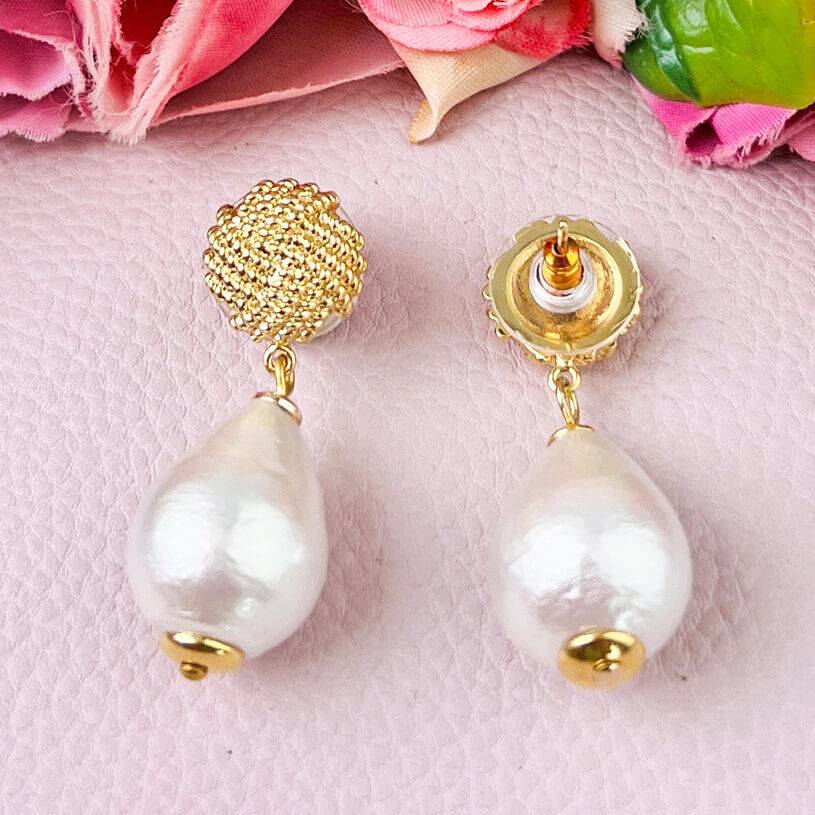 SchwesterSchwester Vergoldete Knoten-Ohrstecker Mit Leichtem Baumwolltropfen