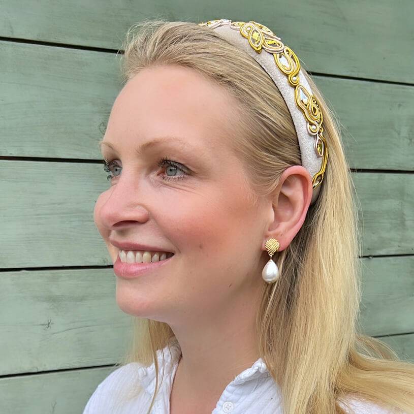 SchwesterSchwester Vergoldete Knoten-Ohrstecker Mit Leichtem Baumwolltropfen