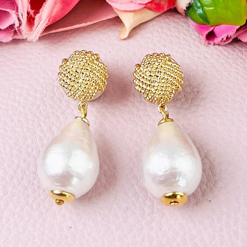 SchwesterSchwester Vergoldete Knoten-Ohrstecker mit leichtem Baumwolltropfen