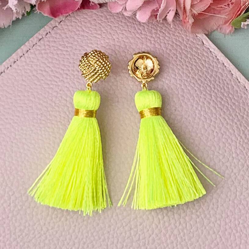 SchwesterSchwester Vergoldete Knoten-Ohrstecker Mit Neongelber Quaste