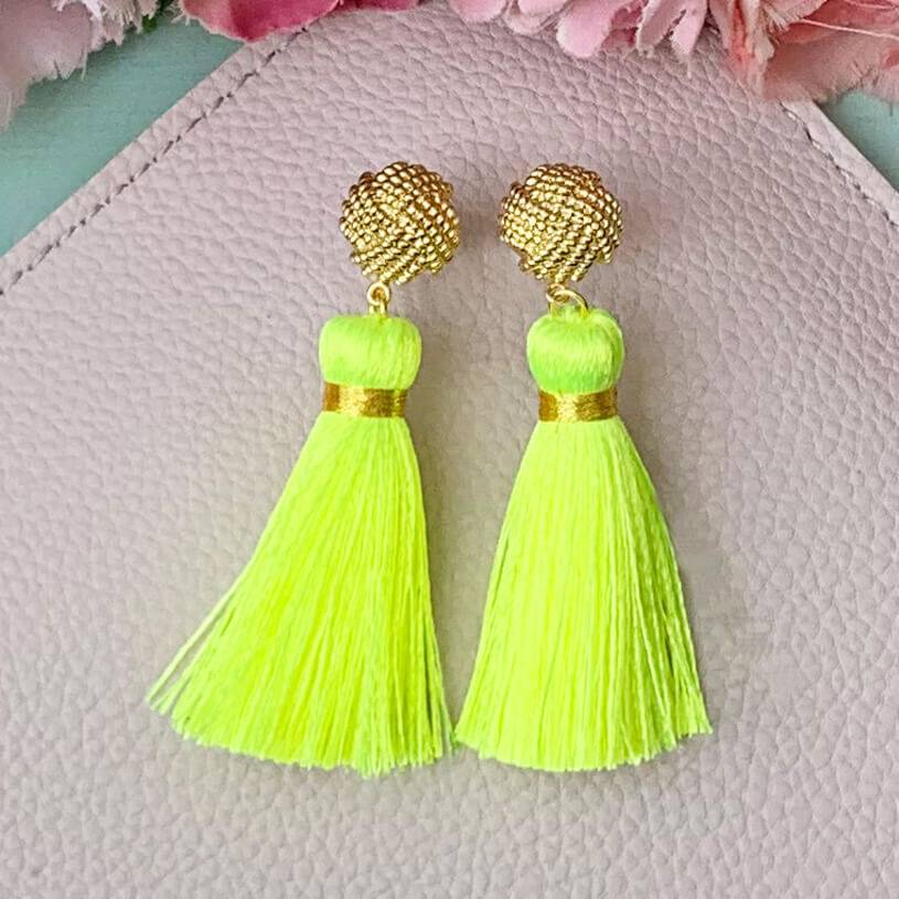 SchwesterSchwester Vergoldete Knoten-Ohrstecker mit neongelber Quaste SchwesterSchwester Vergoldete Knoten-Ohrstecker mit neongelber Quaste