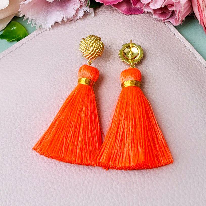 SchwesterSchwester Vergoldete Knoten-Ohrstecker Mit Neonoranger Quaste