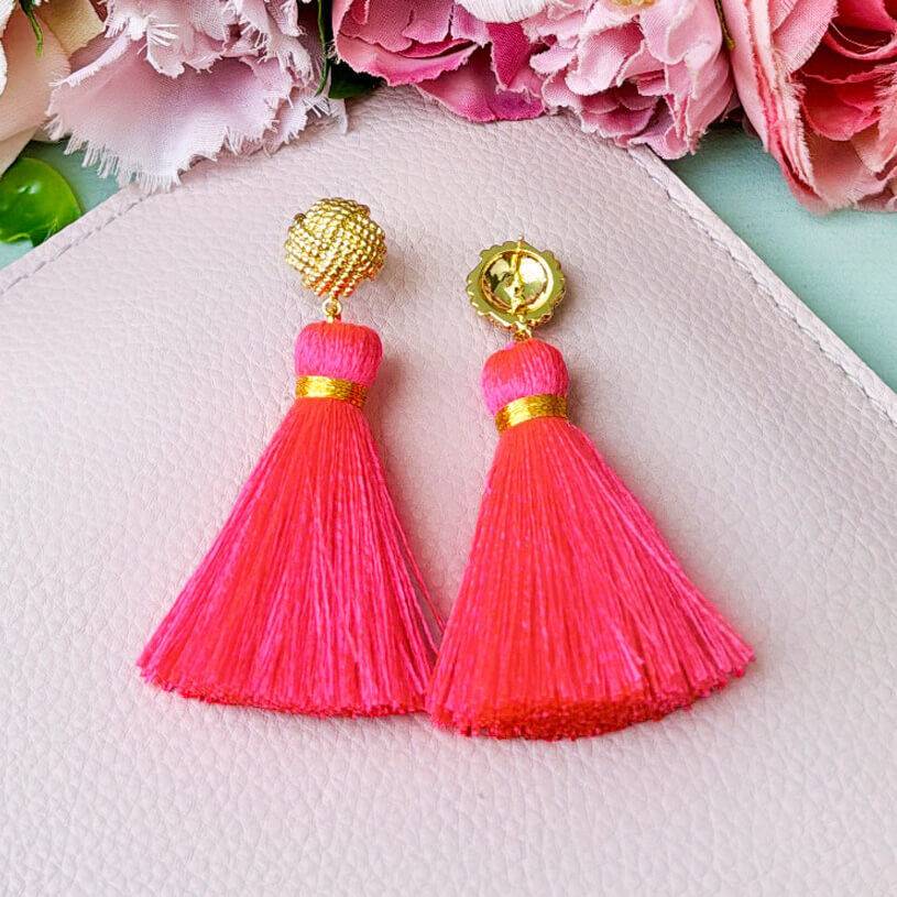 SchwesterSchwester Vergoldete Knoten-Ohrstecker Mit Neonpinker Quaste