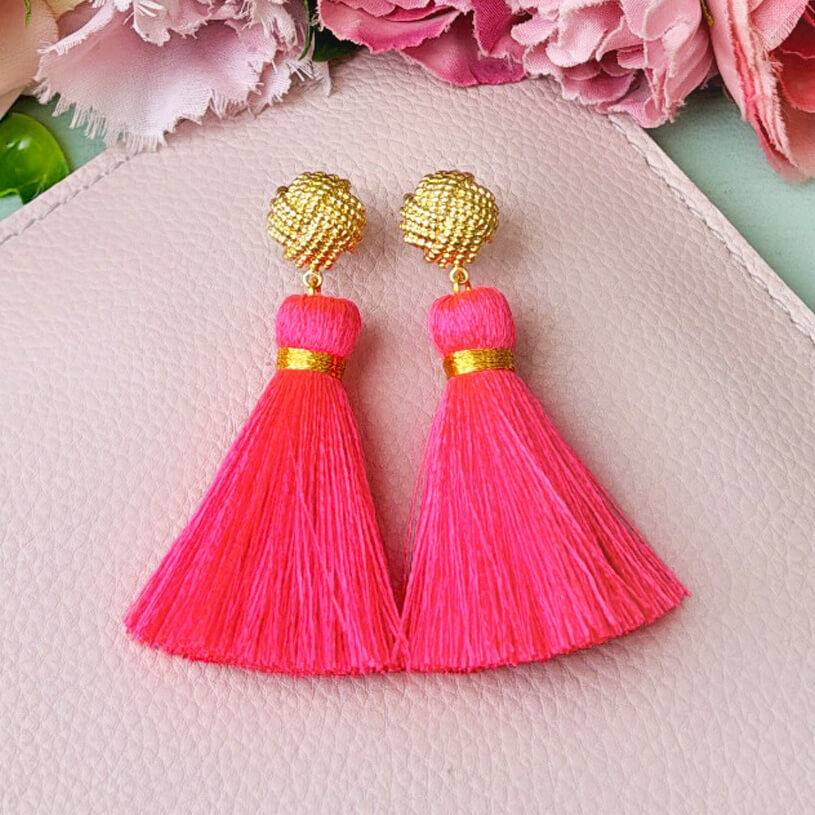 SchwesterSchwester Vergoldete Knoten-Ohrstecker mit neonpinker Quaste