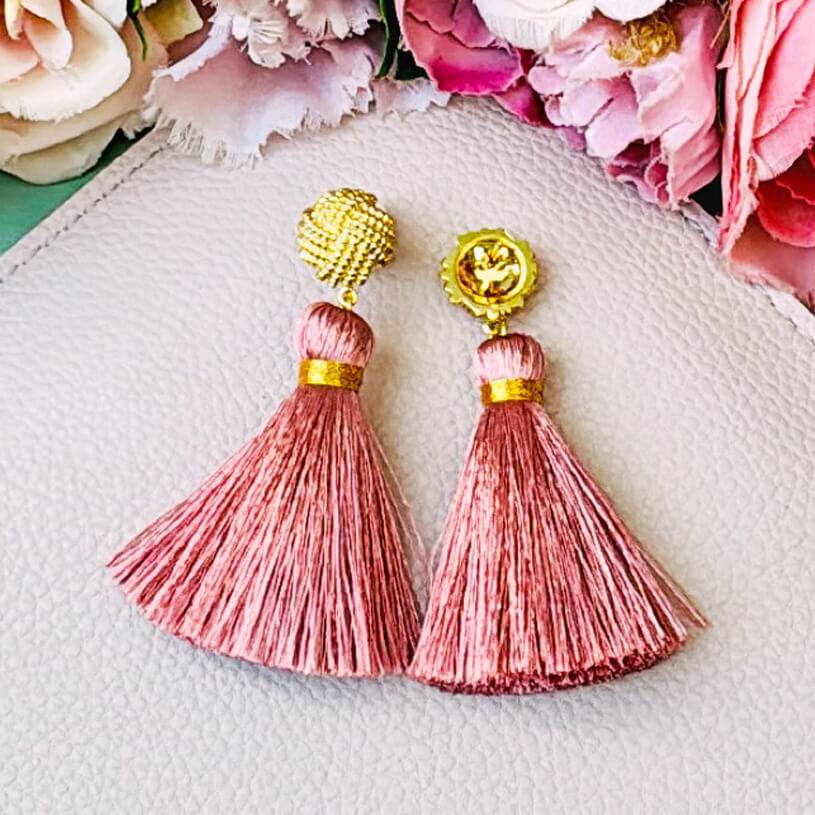 SchwesterSchwester Vergoldete Knoten-Ohrstecker Mit Puderrosafarbener Quaste