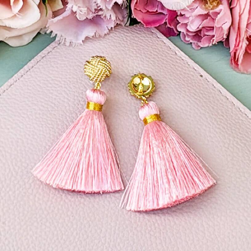 SchwesterSchwester Vergoldete Knoten-Ohrstecker Mit Rosafarbener Quaste