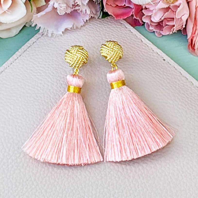 SchwesterSchwester Vergoldete Knoten-Ohrstecker mit rosafarbener Quaste SchwesterSchwester Vergoldete Knoten-Ohrstecker mit rosafarbener Quaste