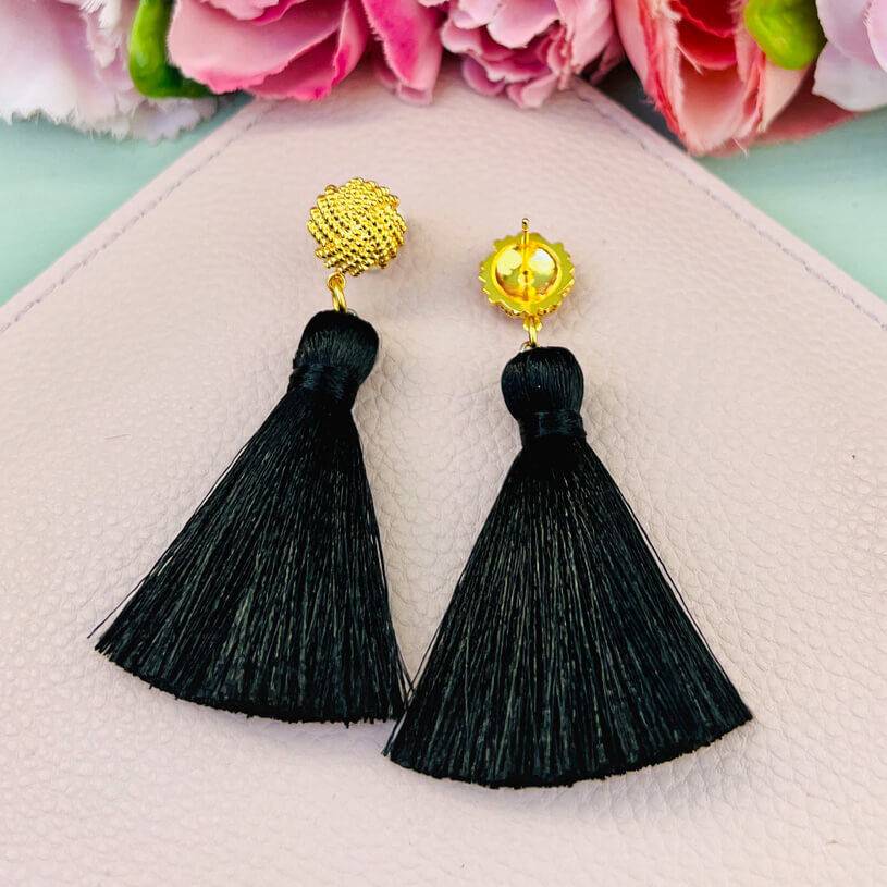 SchwesterSchwester Vergoldete Knoten-Ohrstecker Mit Schwarzer Quaste