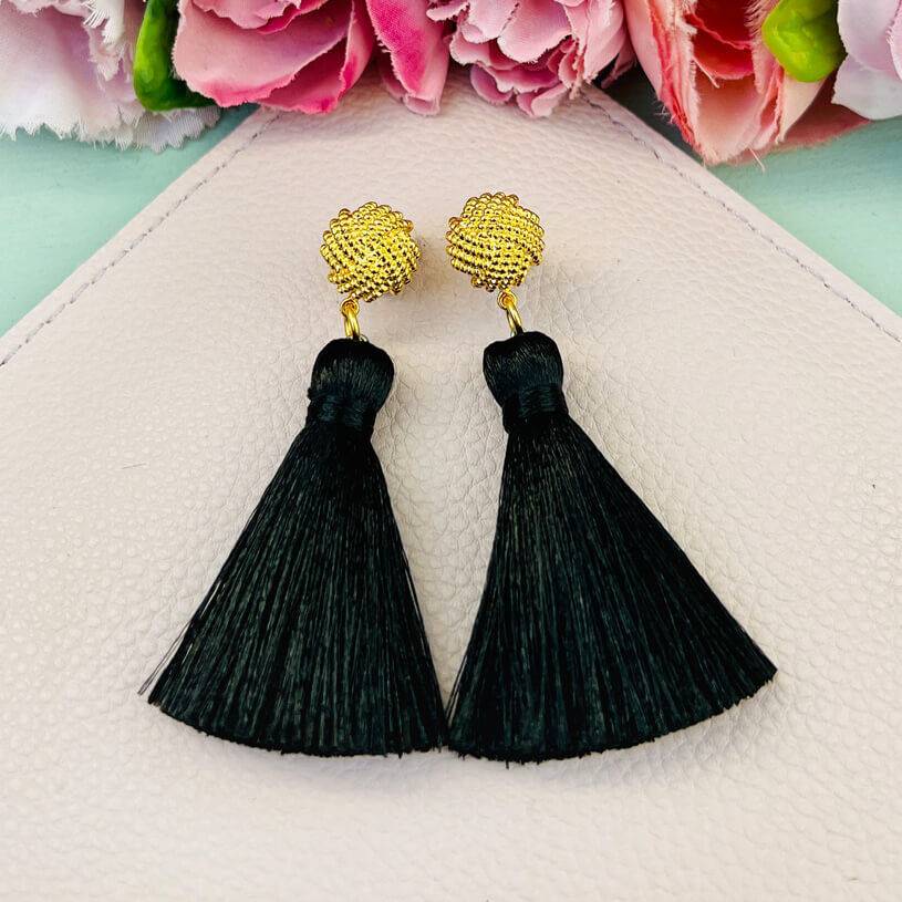 SchwesterSchwester Vergoldete Knoten-Ohrstecker mit schwarzer Quaste SchwesterSchwester Vergoldete Knoten-Ohrstecker mit schwarzer Quaste