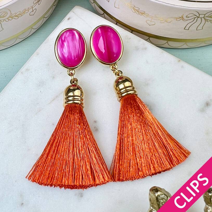 SchwesterSchwester Vergoldete Ohrclips in Pink mit Quaste in Rostorange von AmuseToi