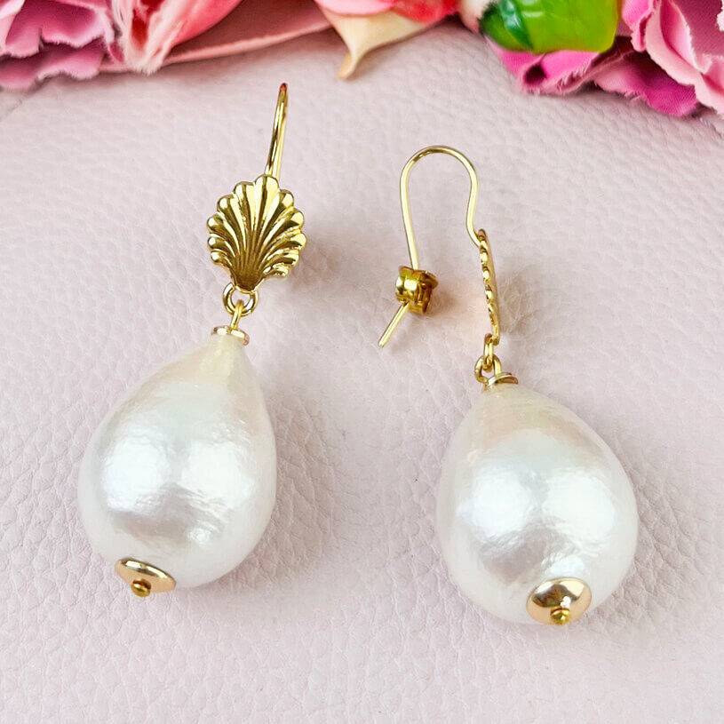 SchwesterSchwester Vergoldete Ohrhänger In Muschelform Mit Großem Baumwolltropfen Von AmuseToi